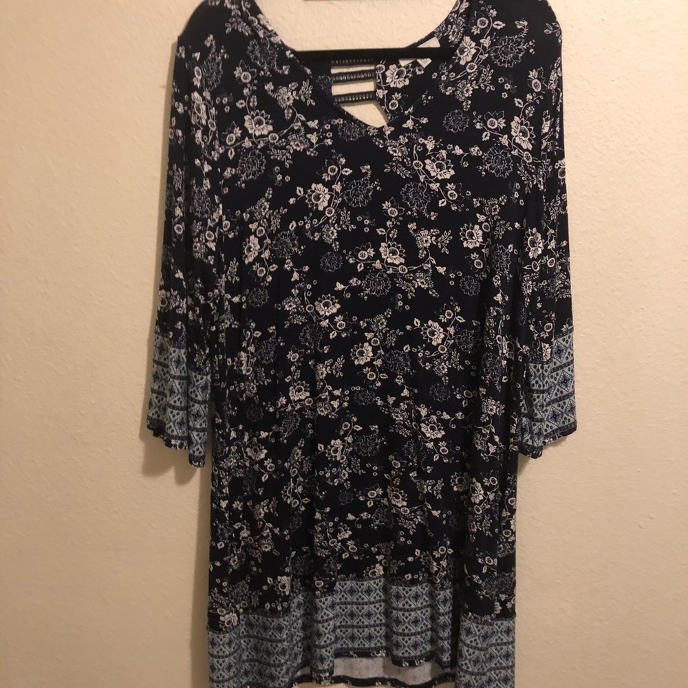 XXL Dress with contrasting border hem and sleeves.